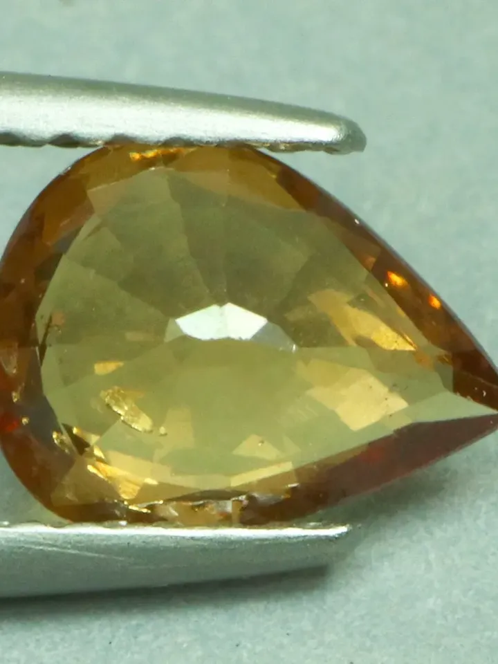 1.29 CT Sparkling ! 100% Natural Color Change Garnet