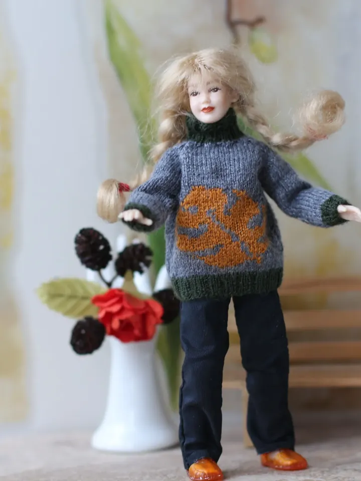 Miniature sweater 1:12 scale for Heidi Ott dollhouse lady doll. Creativhook dolls clothes. Miniature knitting for dolls