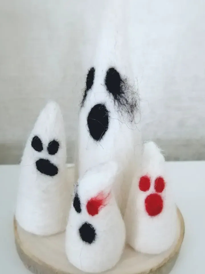 Halloween Ghost Decor, Set of 4 mini Figurines Ghosts, Spooky and Whimsical Ghost, Desk accessories Halloween, Gift Boo
