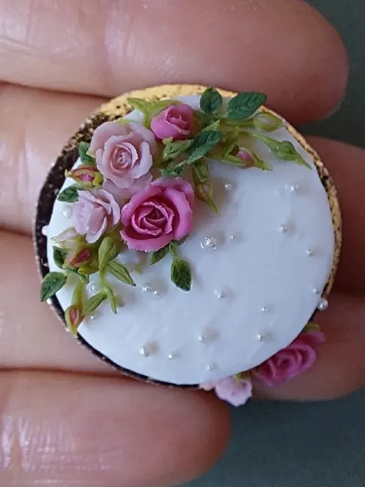 Miniature dollhouse cake with flowers 1:12 scale. Dollhouse wedding cake. Dollhouse cake with roses.