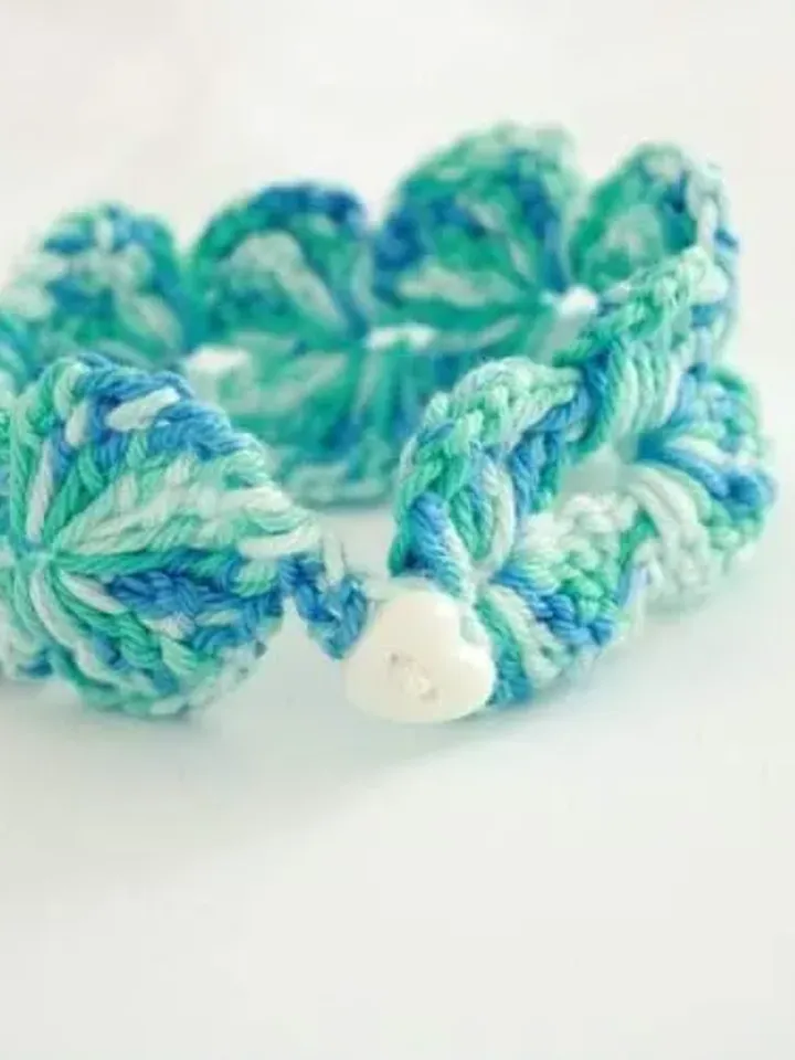 Gehäkeltes blaues Herz Armband für Mädchen Sommerliches Armreif Handgemachtes Gliederarmband Geschenk für Valentinstag Nachhaltiges Schmuck