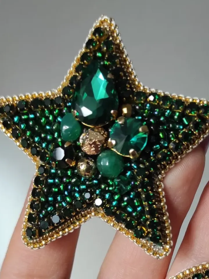 Green star brooch, beaded brooch, embroidered brooch, space pin, star pin, brooch pin, handmade brooch, gift for her