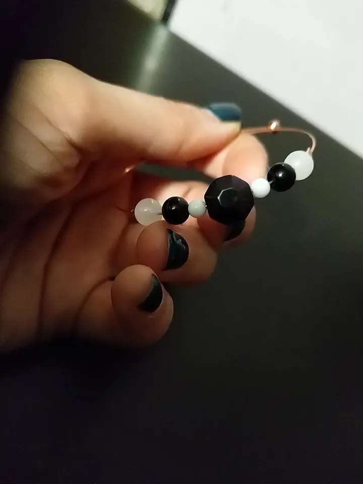 Memory bracelet in copper with black obsidian, black and white onyx, white jade