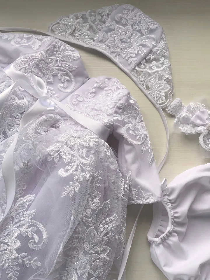 White dress with sparkles, bib, headband, bonnet, panties and shoes. Gown with lace, tulle, pearls and ribbon. Baptism 6 pieces set.