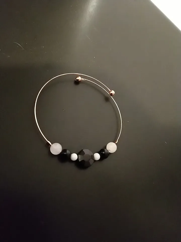 Memory bracelet in copper with black obsidian, black and white onyx, white jade