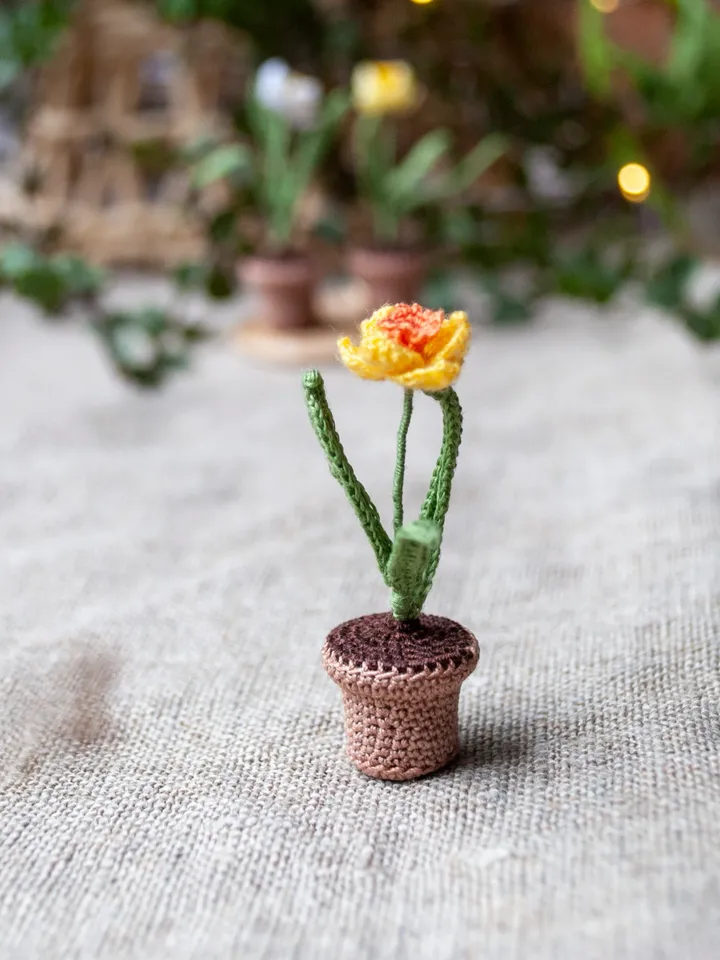 Miniature DAFFODIL in a pot, Mini plant narcissus for dollhouse, Cute desk decor, Collectible Fairy garden tiny flower