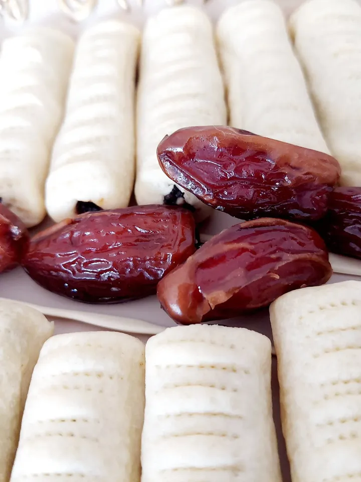 Makroute Tımar | Homemade Tunisian Cookies Filled Dates, Almond and Sesame