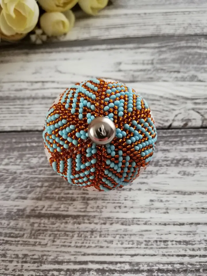 Christmas ornaments ball , Beaded Balls on the Christmas tree