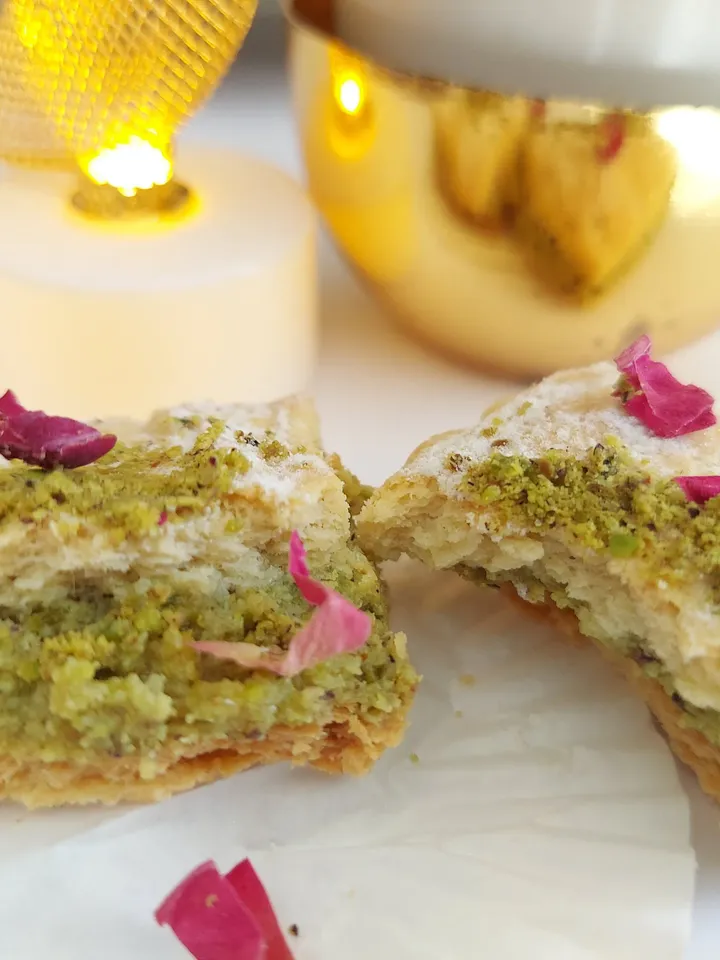 20 Pcs Maamoul Madd Pistachio | Handmade Sweet Stuffed Cookies with Semolina and Nuts, Maamoul Madd Pistachio