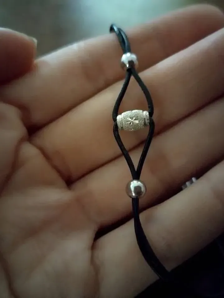 Bracelet in silver and leather.