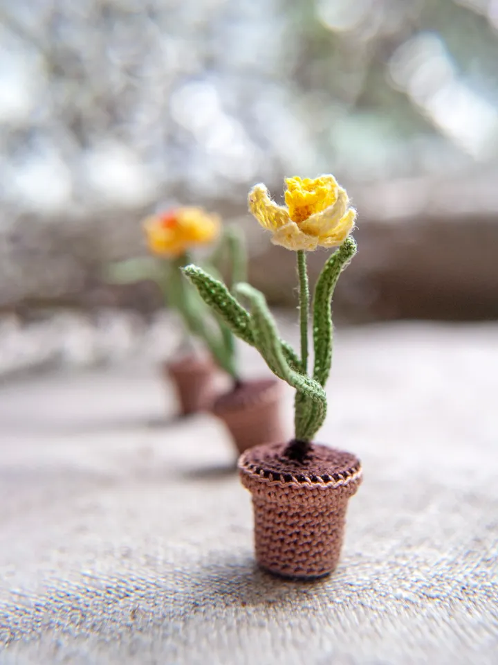 Miniature DAFFODIL in a pot, Mini plant narcissus for dollhouse, Cute desk decor, Collectible Fairy garden tiny flower