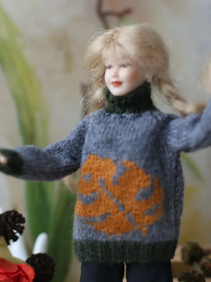 Miniature sweater 1:12 scale for Heidi Ott dollhouse lady doll. Creativhook dolls clothes. Miniature knitting for dolls