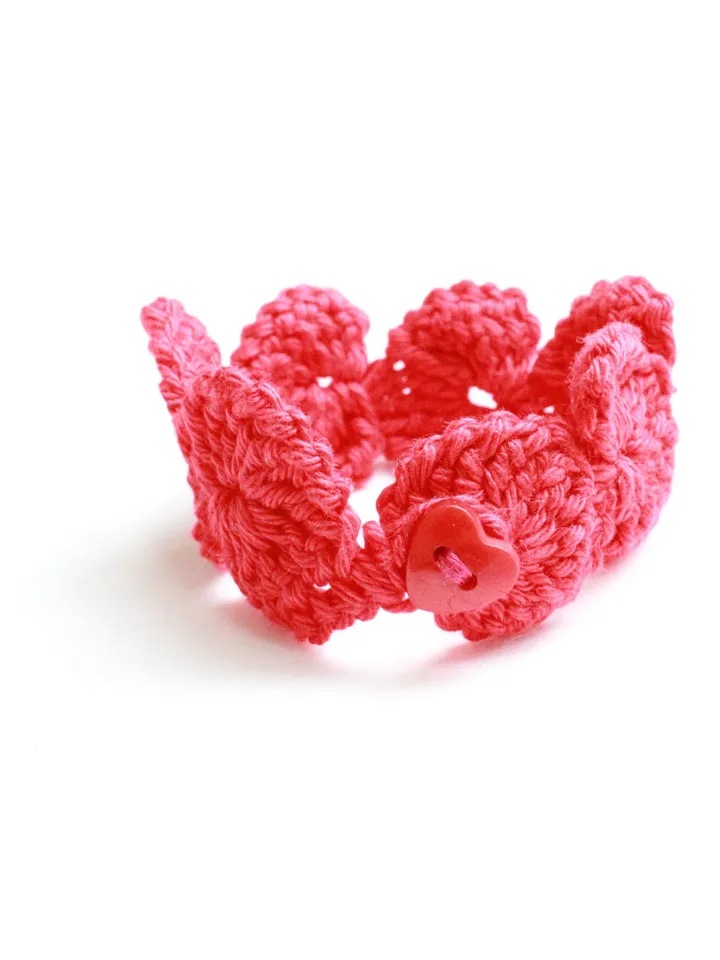 Gehäkeltes blaues Herz Armband für Mädchen Sommerliches Armreif Handgemachtes Gliederarmband Geschenk für Valentinstag Nachhaltiges Schmuck