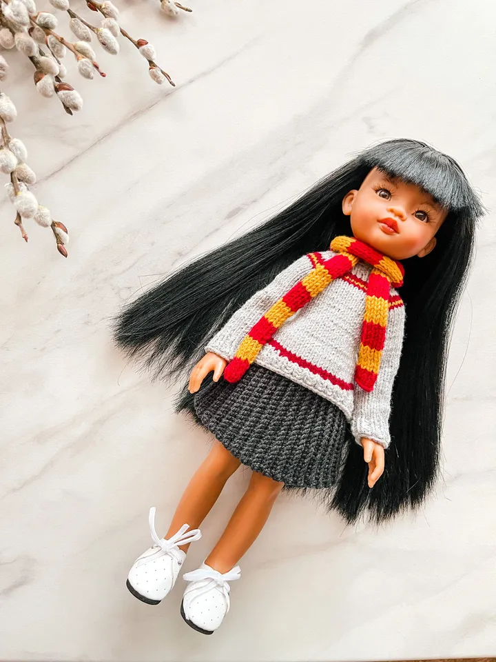 Paola Reina Hogwarts faculty uniform outfit skirt sweater scarf