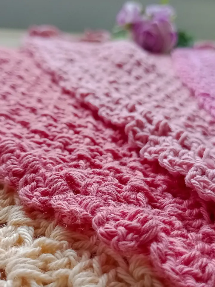 Gehäkeltes rosa Bandana Kopftuch für Frauen und Mädchen Schickes Dreiecktuch aus Baumwolle Italienisch vintage Kopfbedeckung Windschutz