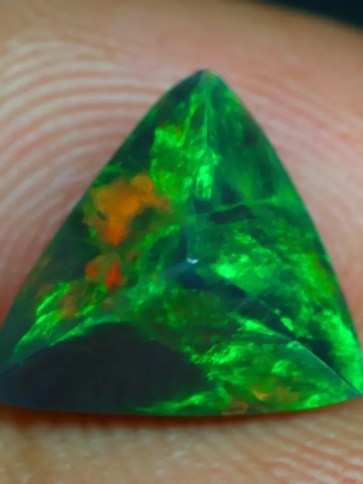 1.50 CT Lovely 3D Electric Green Flash Pattern 100% Natural Welo Black Opal Cut
