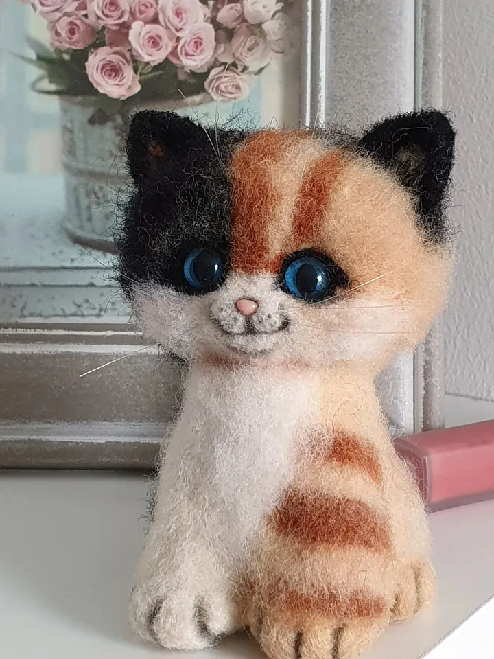 Kitten miniature toy for interior decoration. Dry felting pet. Statuette cat for a gift. Three-colored kitty for good luck.