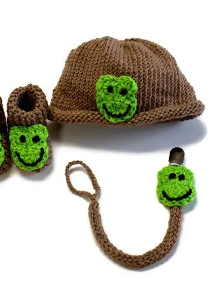 Green Frog Photoshoot Props Set, Hat and Booties Set, Pacifier Clips, Expectant Parents Baby Shower Gift Ideas, Frog Hat with Shoes and Clip