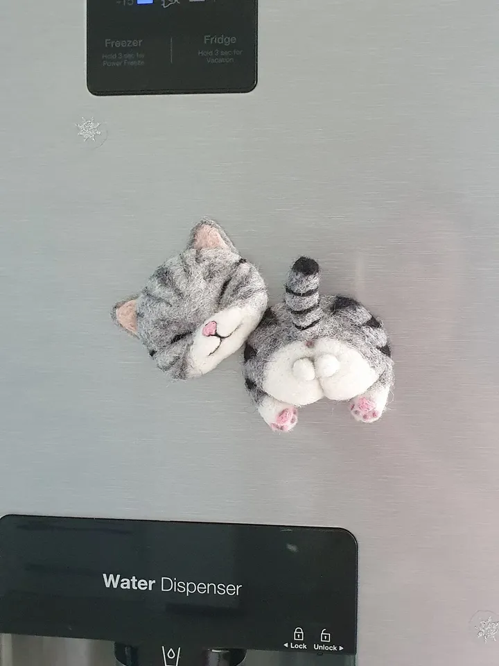 Kitten fridge magnet, dry needle felting, cat lover's gift, sleeping kitten, cute souvenir
