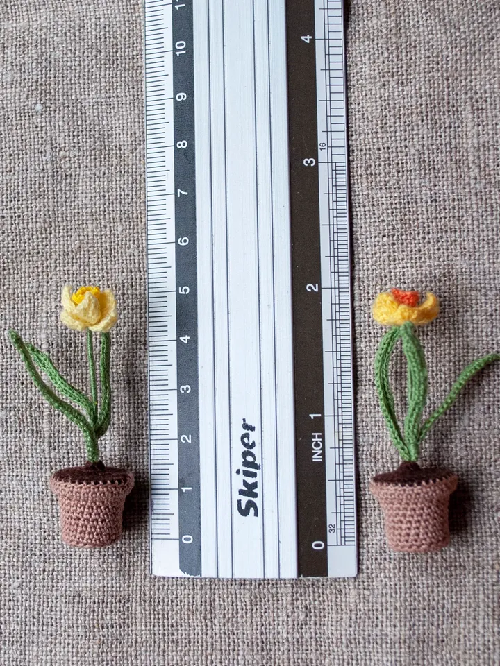 Miniature DAFFODIL in a pot, Mini plant narcissus for dollhouse, Cute desk decor, Collectible Fairy garden tiny flower