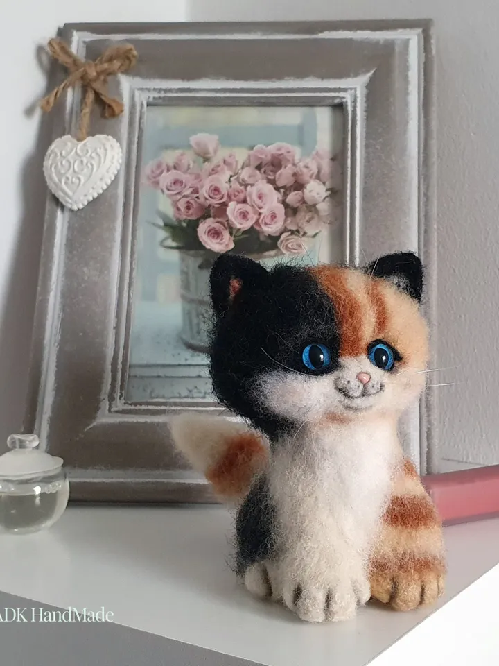 Kitten miniature toy for interior decoration. Dry felting pet. Statuette cat for a gift. Three-colored kitty for good luck.