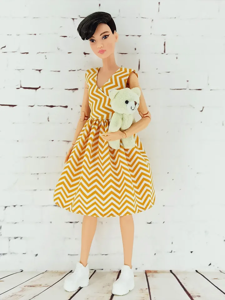 Summer dress with yellow zigzags for Barbie Doll (Petit)