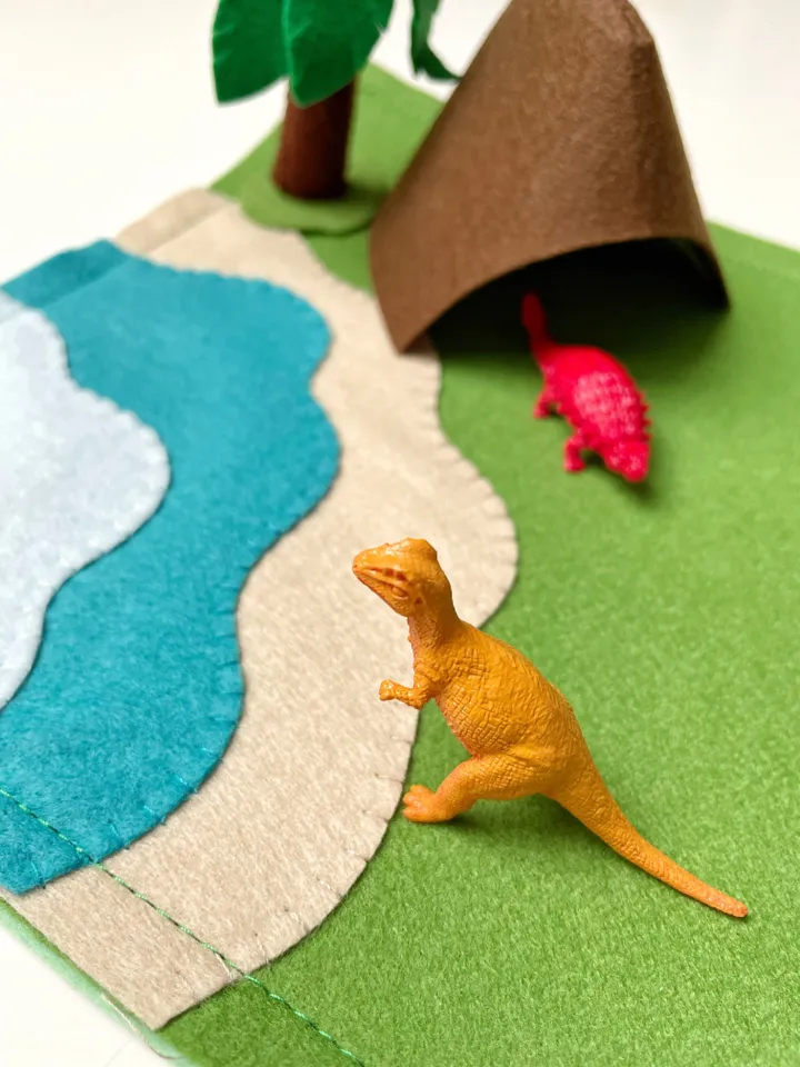 Dinosaur felt play mat for kids. Dino felt playscape. Dinosaur small world play. Dino felt play scene