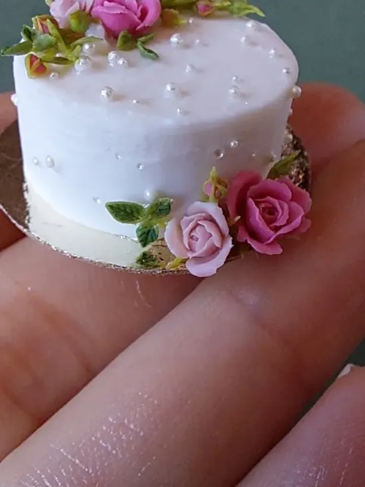 Miniature dollhouse cake with flowers 1:12 scale. Dollhouse wedding cake. Dollhouse cake with roses.