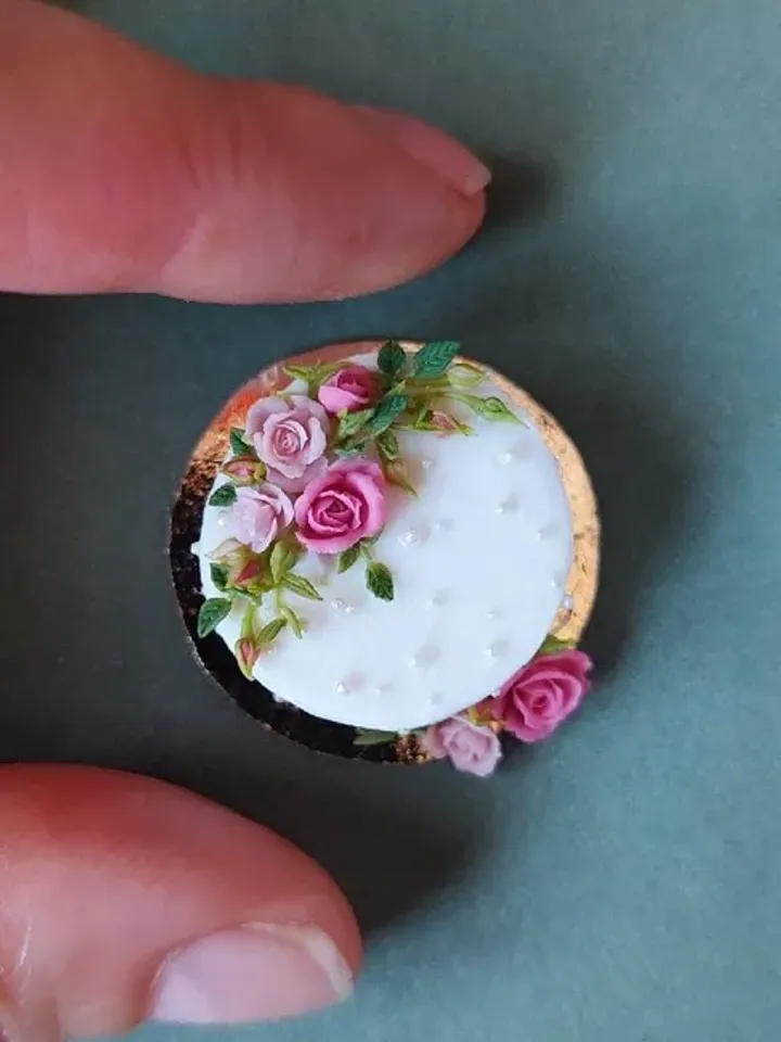Miniature dollhouse cake with flowers 1:12 scale. Dollhouse wedding cake. Dollhouse cake with roses.
