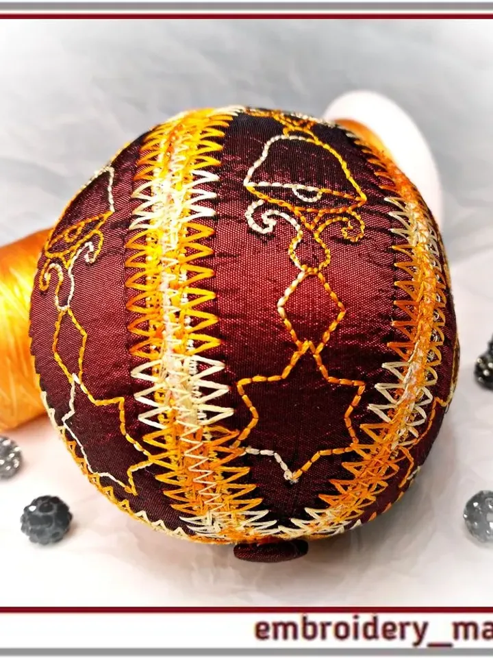 In the hoop Christmas decor ball 2 machine embroidery design.