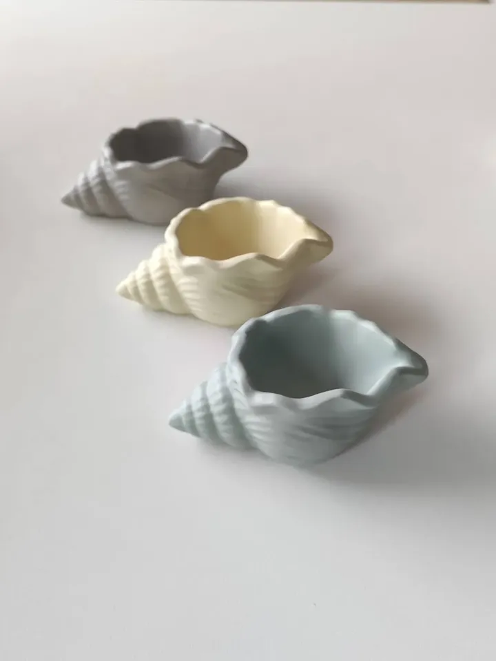 Conch shell tray in pastel colours