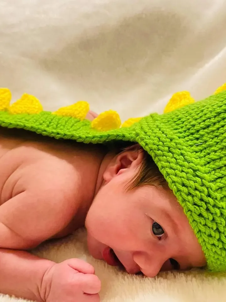 Knitted Yarn Dinosaur Hat with Long Tail for Newborn Photoshoots, Green and Yellow Dino, Birth Photography, Photoshoot Props, Dinosaur Suite