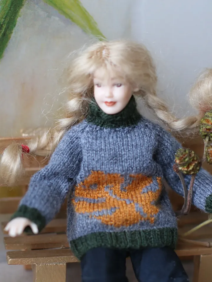 Miniature sweater 1:12 scale for Heidi Ott dollhouse lady doll. Creativhook dolls clothes. Miniature knitting for dolls