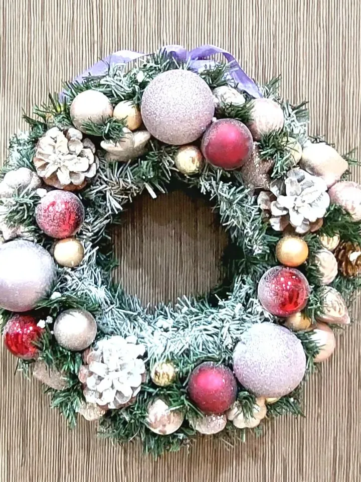 Christmas wreath for front door Modern holiday wreath with cones