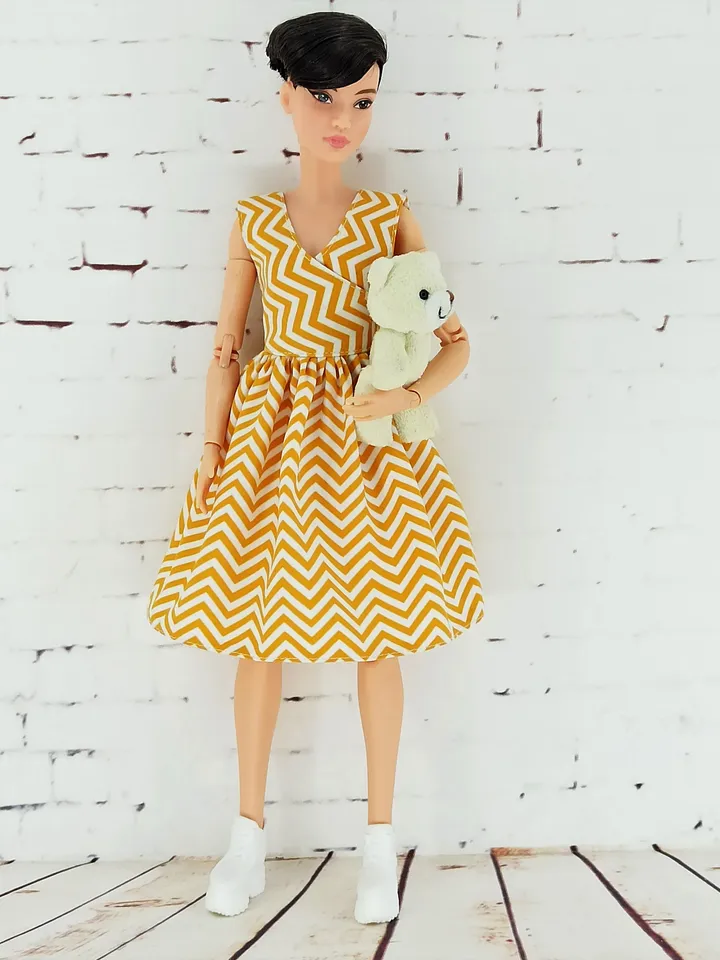 Summer dress with yellow zigzags for Barbie Doll (Petit)