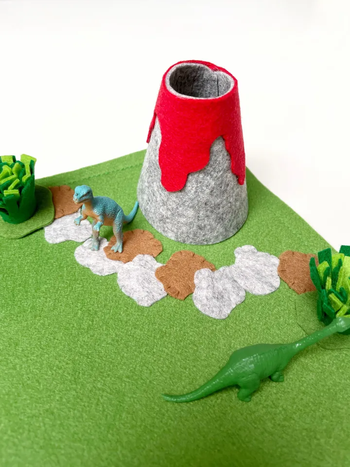 Dinosaur felt play mat for kids. Dino felt playscape. Dinosaur small world play. Dino felt play scene