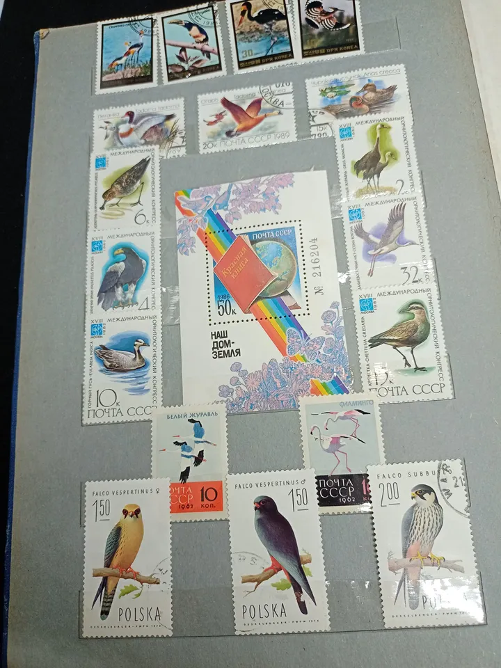 Stamp album 250 vintage stamps Stamps from around the world