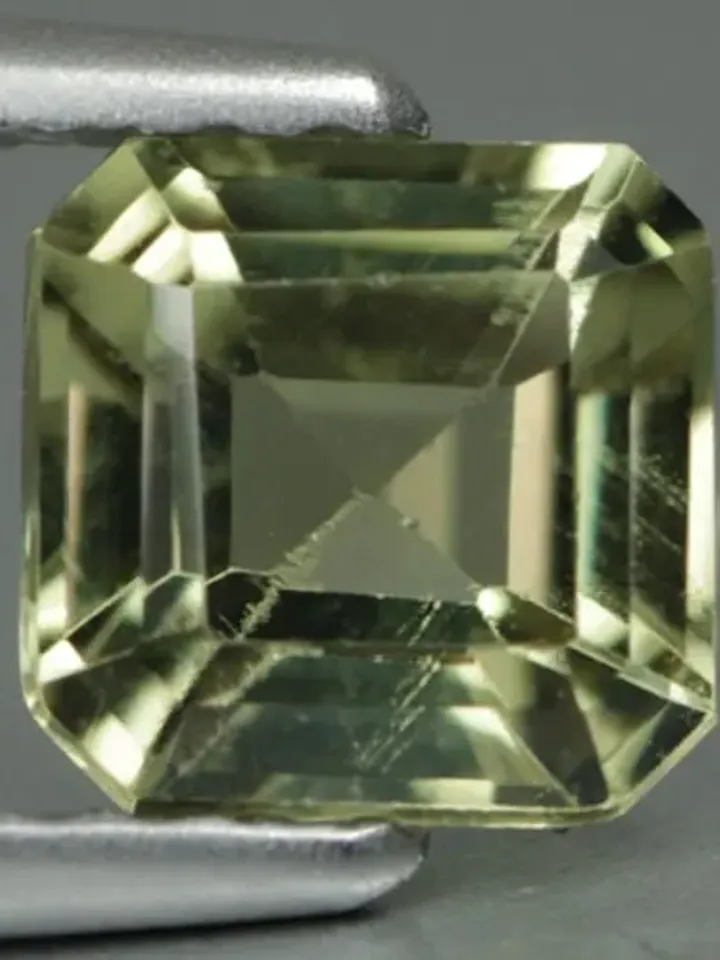 0.92 CT Remarkable Quality Gemstone 100% Natural Color Change Diaspore