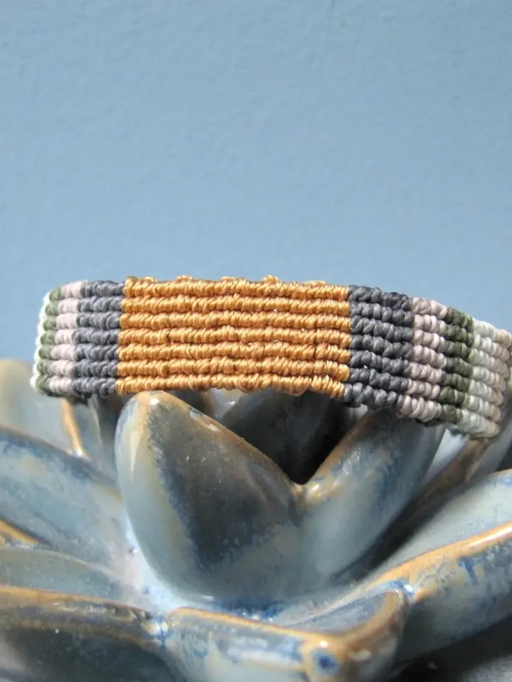 Macrame bracelet in boho & chic style, knot bracelet, hand-woven bracelet romance colors in beige, light blue,hippie bracelet handwoven gray