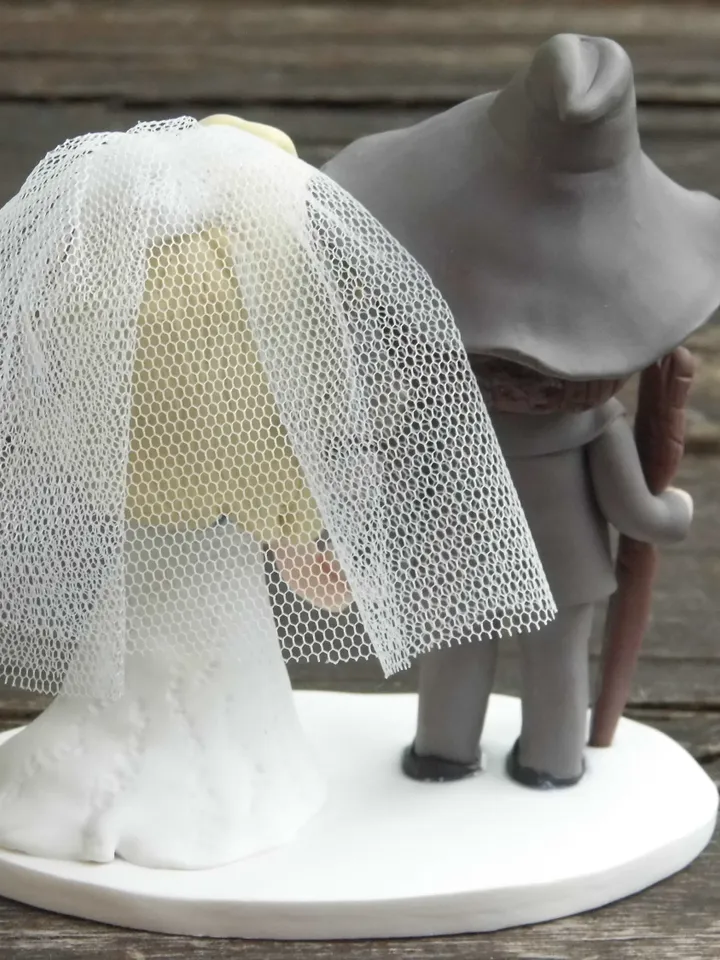 Personalized bride and groom wedding figurines, Wedding cake topper, Bride groom figurines cake topper, Personalized wedding gift for couple