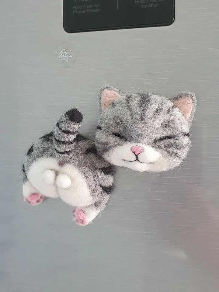 Kitten fridge magnet, dry needle felting, cat lover's gift, sleeping kitten, cute souvenir
