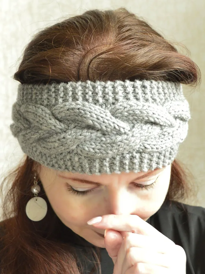 Knitted headband in gray with braid pattern