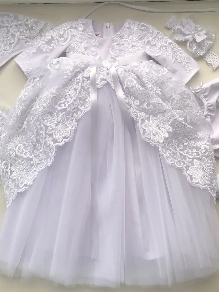 White dress with sparkles, bib, headband, bonnet, panties and shoes. Gown with lace, tulle, pearls and ribbon. Baptism 6 pieces set.