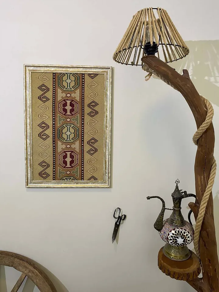 Elegant Vintage Wall Kilim Art - Hand-Woven Woolen Masterpiece for Home Decor - 50x70 cm