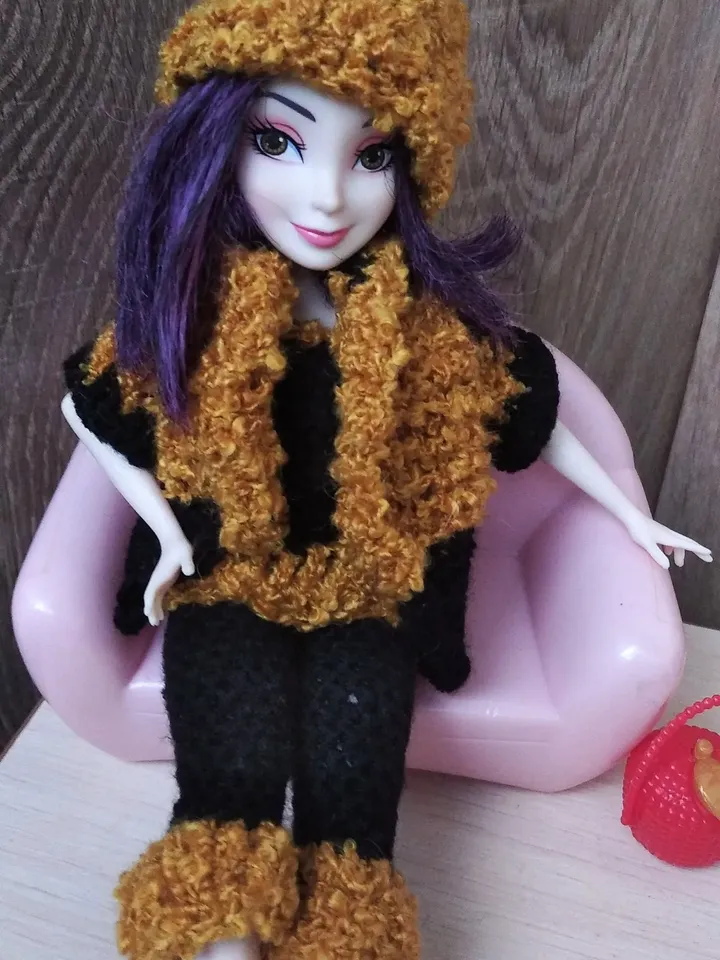 Curvy Mal/Barbie in clothes. SET 4 pieces hat/cardigan/jacket/top/cropped pants. Black and yellow outfit for Mal/Barbie doll Crochet jacket.