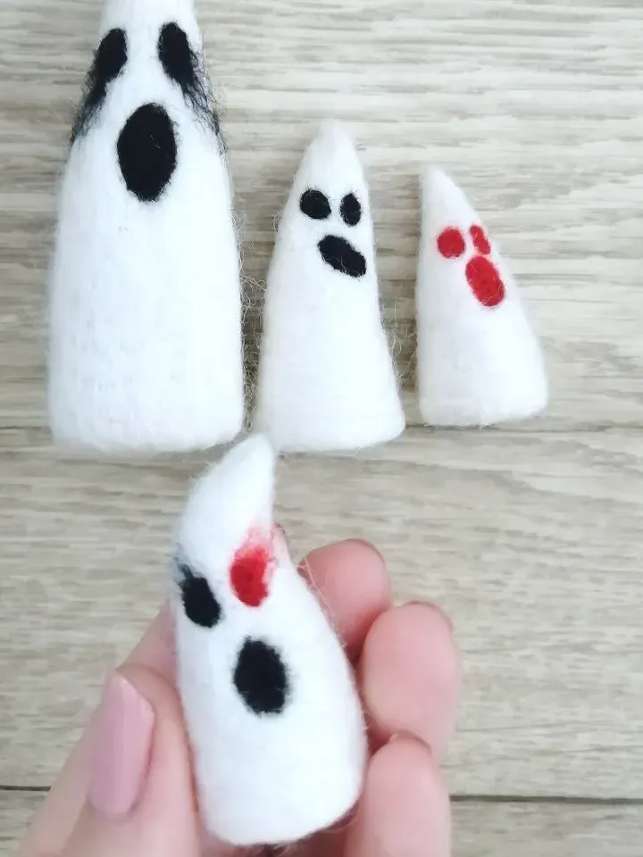 Halloween Ghost Decor, Set of 4 mini Figurines Ghosts, Spooky and Whimsical Ghost, Desk accessories Halloween, Gift Boo