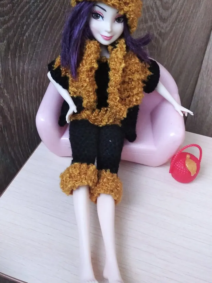 Curvy Mal/Barbie in clothes. SET 4 pieces hat/cardigan/jacket/top/cropped pants. Black and yellow outfit for Mal/Barbie doll Crochet jacket.