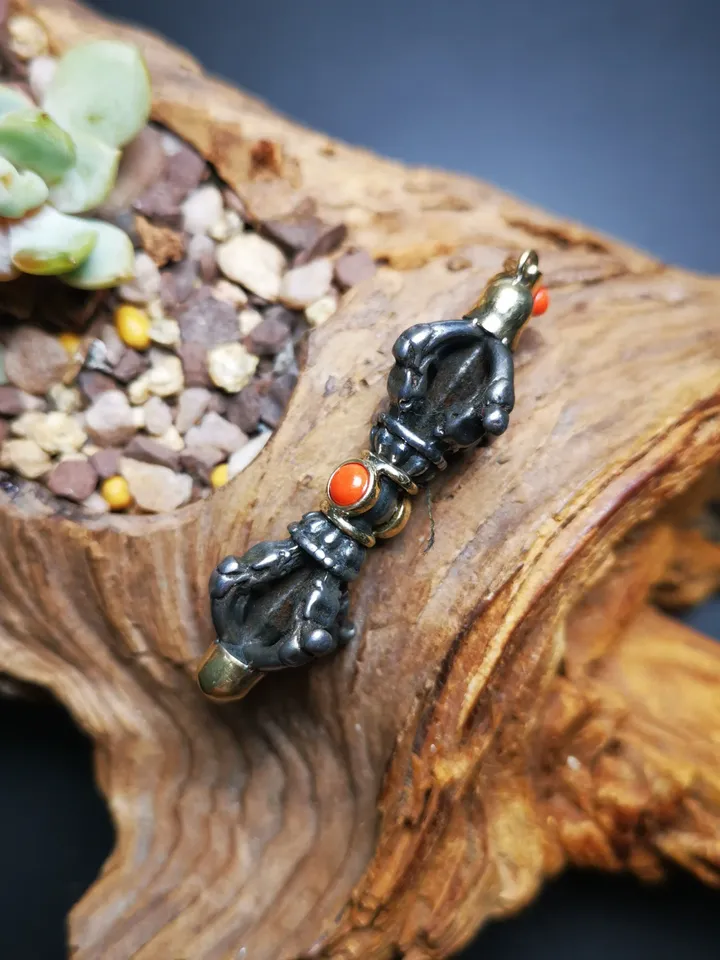 Gandhanra Tibetan Buddhist Amulet,Dorje Vajra Pendant, Made of Cold Iron,Inlaid with Agate
