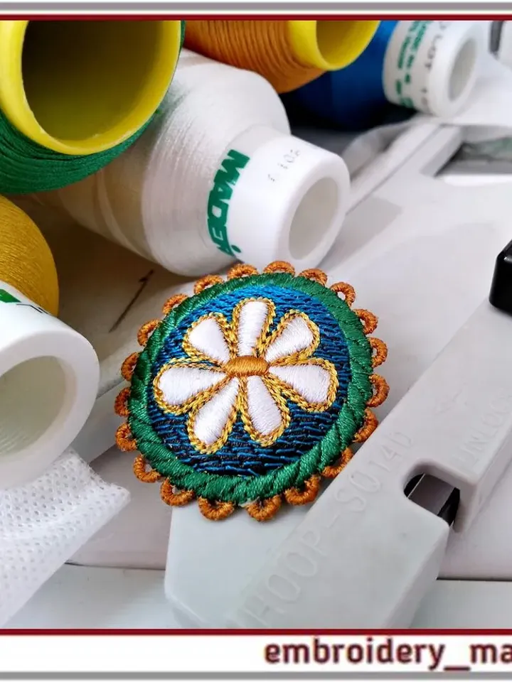 In The Hoop embroidery Round brooch or button with chamomile