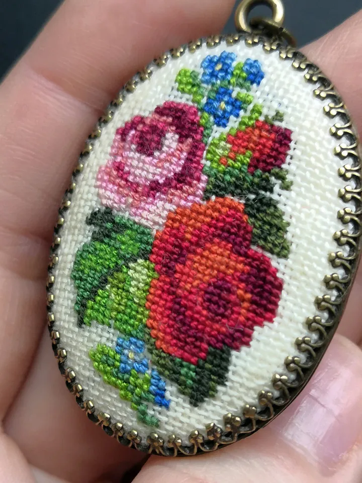 Embroidered pendant with flowers